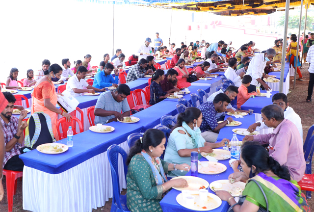 Grace Ministry Celebrates Christmas 2021 with Pomp and Grandeur on 17th Friday, December at its Prayer centre in Valachil, Mangalore. Hundreds gathered at the program and celebrated Xmas with Bro Andrew Richard and family.  